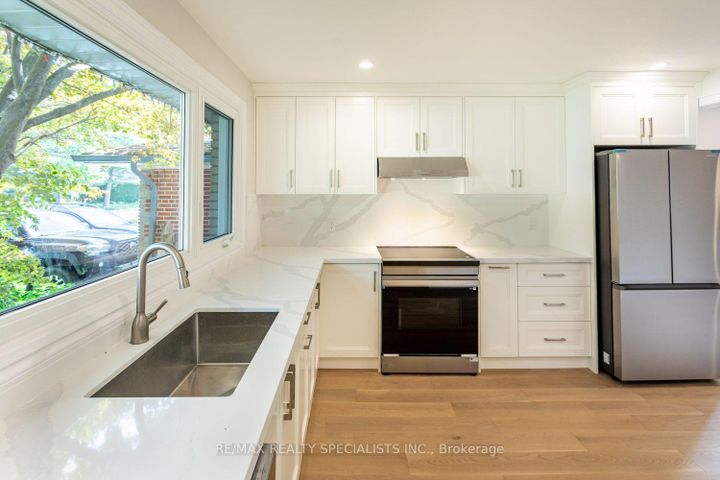 Photo 4 at 22 Heathview Avenue, Bayview Village, Toronto