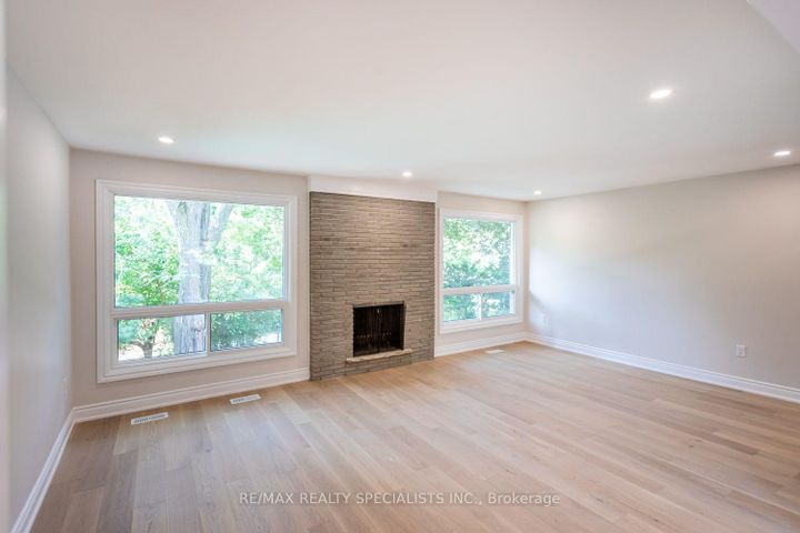 Photo 7 at 22 Heathview Avenue, Bayview Village, Toronto