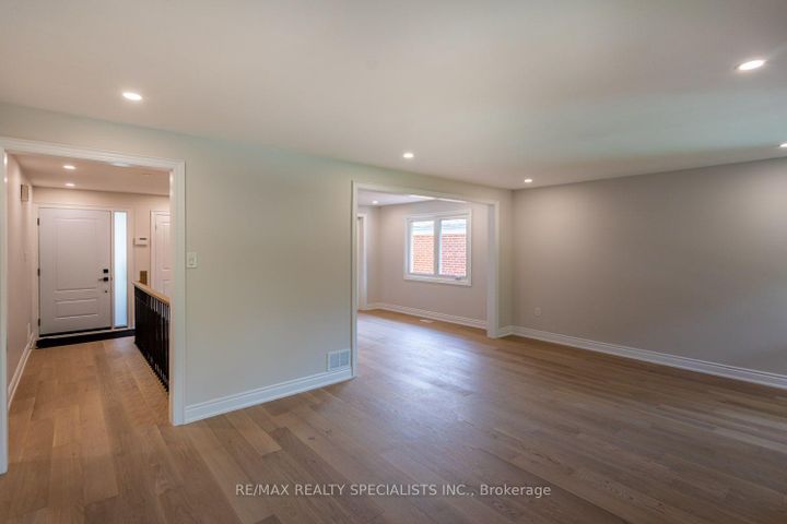 Photo 9 at 22 Heathview Avenue, Bayview Village, Toronto