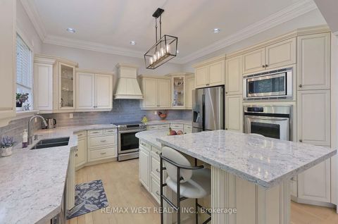 Photo 3 at 5 Humberview Drive, Islington Woods, Vaughan