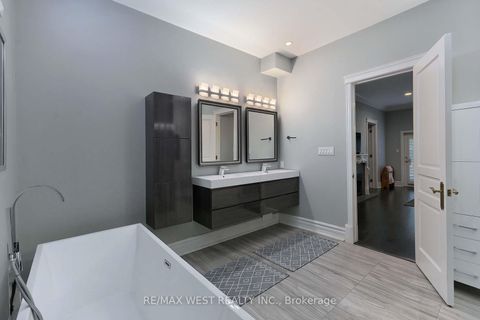 Photo 15 at 5 Humberview Drive, Islington Woods, Vaughan