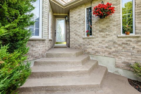 Photo 2 at 5 Kelsey Crescent, Ardagh, Barrie