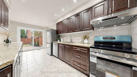 Photo 12 at 41 Jonathan Gate, Yorkhill, Vaughan