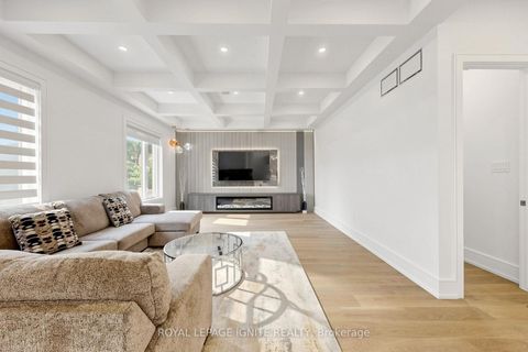 Photo 4 at 26 Devondale Avenue, Newtonbrook West, Toronto