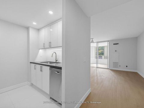 Photo 2 at 217 - 7 Bishop Avenue, Newtonbrook East, Toronto