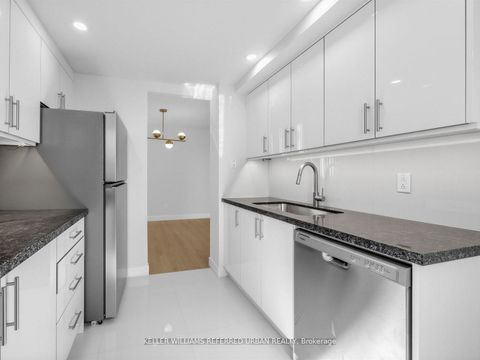 Photo 13 at 501 - 7 Bishop Avenue, Newtonbrook East, Toronto