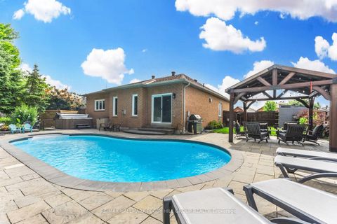 Photo 1 at 2 Purt Court, Bayshore, Barrie