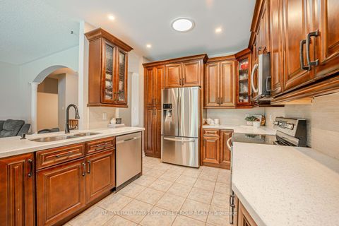 Photo 4 at 2 Purt Court, Bayshore, Barrie