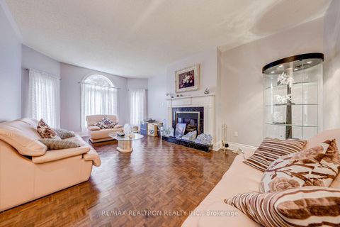 Photo 7 at 6 White Oak Crescent, Langstaff, Richmond Hill