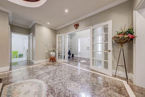 Photo 10 at 6 White Oak Crescent, Langstaff, Richmond Hill