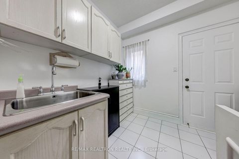 Photo 11 at 6 White Oak Crescent, Langstaff, Richmond Hill
