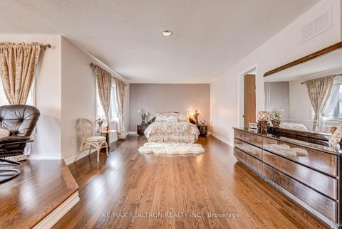 Photo 25 at 6 White Oak Crescent, Langstaff, Richmond Hill
