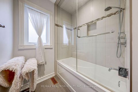 Photo 34 at 6 White Oak Crescent, Langstaff, Richmond Hill