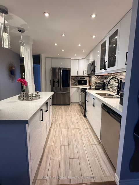 Photo 4 at 1102 - 820 Burnhamthorpe Road, Markland Wood, Toronto