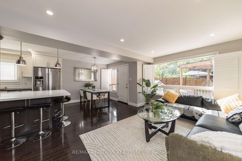 Photo 5 at 2 Lynedock Crescent, Donalda, Toronto