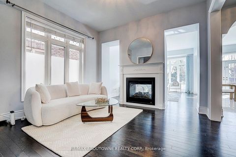 Photo 3 at 16 Gracedale Drive, Westbrook, Richmond Hill