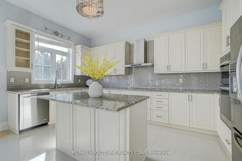 Photo 15 at 16 Gracedale Drive, Westbrook, Richmond Hill