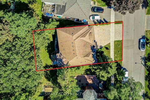 Photo 3 at 6 Brill Crescent, Newtonbrook West, Toronto