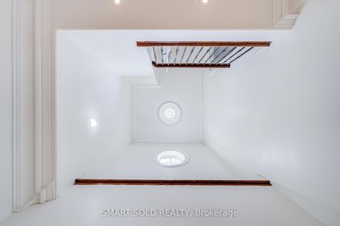 Photo 8 at 6 Brill Crescent, Newtonbrook West, Toronto