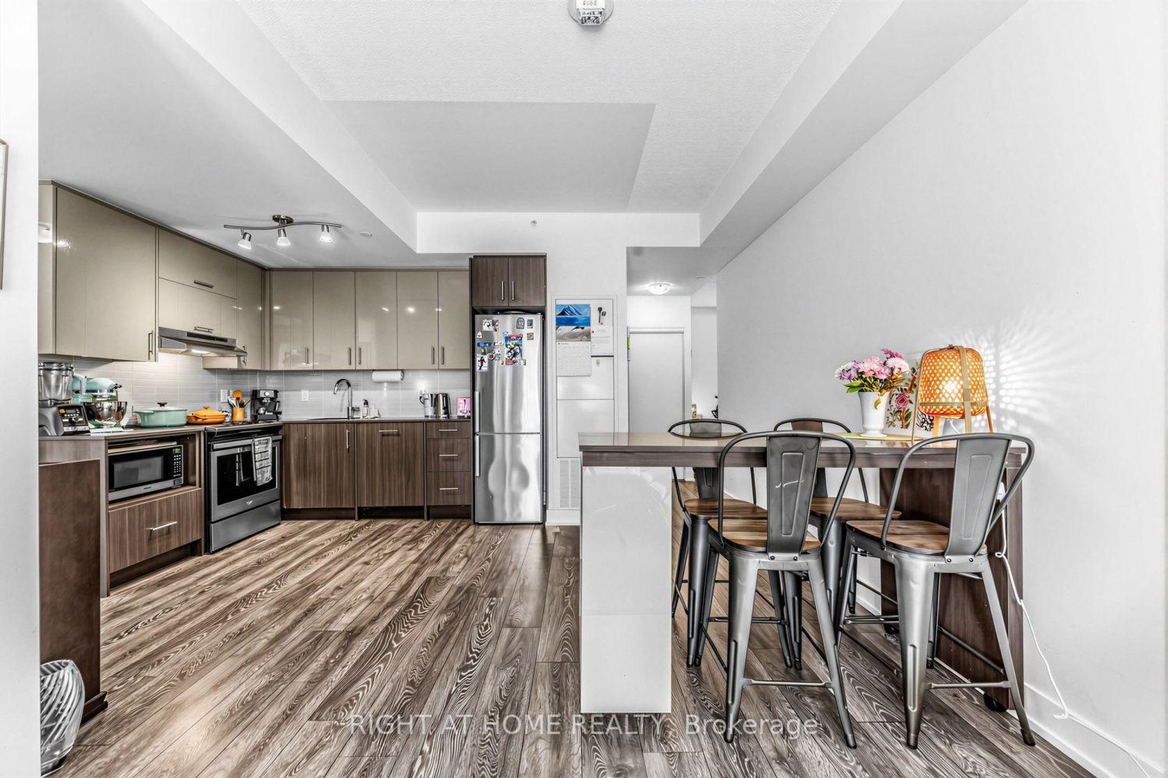 202 - 180 Fairview Mall Drive, Don Valley Village, Toronto photo 1