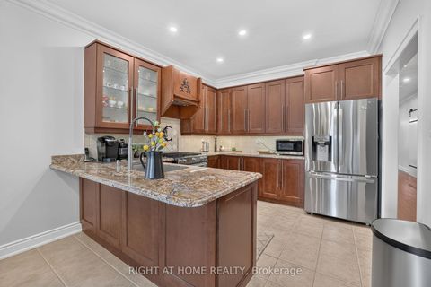Photo 8 at 66 Sanremo Court, West Woodbridge, Vaughan