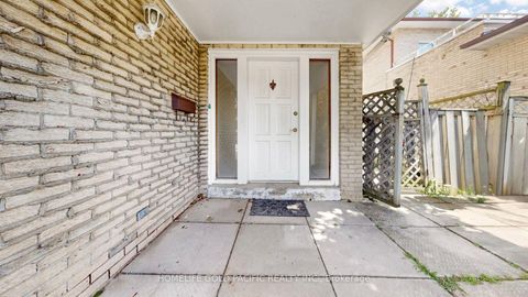 Photo 2 at 17 Chipwood Crescent, Pleasant View, Toronto