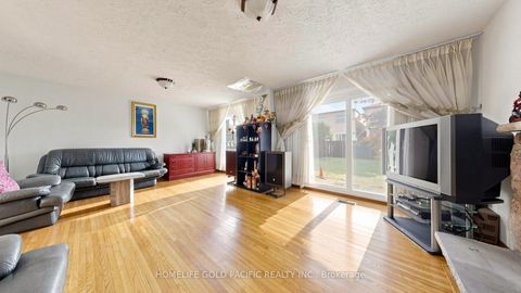 Photo 6 at 17 Chipwood Crescent, Pleasant View, Toronto