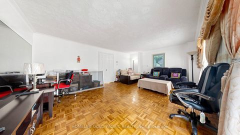 Photo 11 at 17 Chipwood Crescent, Pleasant View, Toronto