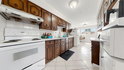 Photo 17 at 17 Chipwood Crescent, Pleasant View, Toronto