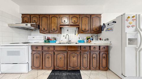 Photo 19 at 17 Chipwood Crescent, Pleasant View, Toronto