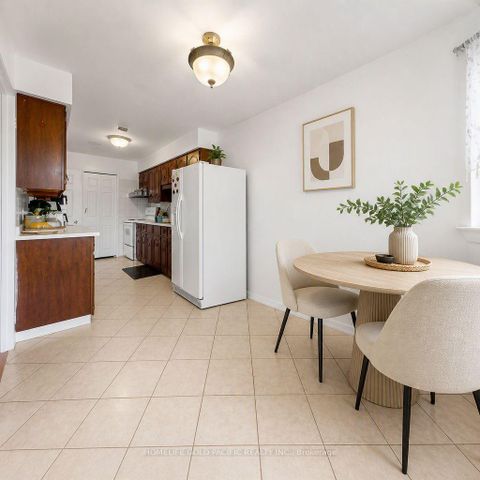 Photo 22 at 17 Chipwood Crescent, Pleasant View, Toronto
