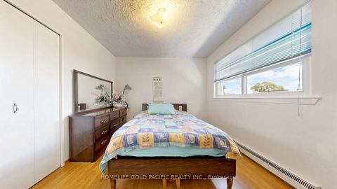 Photo 34 at 17 Chipwood Crescent, Pleasant View, Toronto