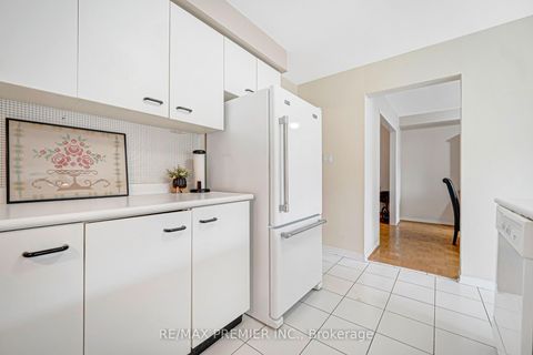 Photo 18 at 90 Pentland Crescent, Maple, Vaughan