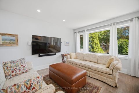 Photo 2 at 4 Cameo Crescent, Smythe, Toronto