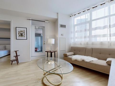 Photo 10 at 401 - 9225 Jane Street, Maple, Vaughan
