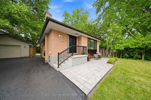 Photo 3 at 67 Foreht Crescent, Aurora Heights, Aurora