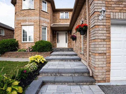 Photo 3 at 31 Logan Court, Holly, Barrie