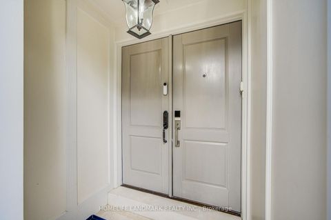 Photo 3 at 37 Maimonides Court, Yorkhill, Vaughan