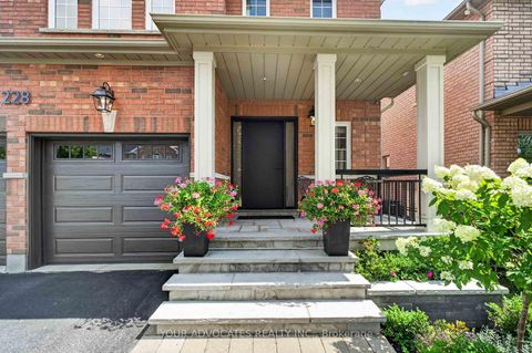 Photo 3 at 228 Twin Hills Crescent, Vellore Village, Vaughan