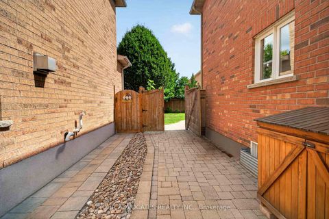 Photo 31 at 228 Twin Hills Crescent, Vellore Village, Vaughan