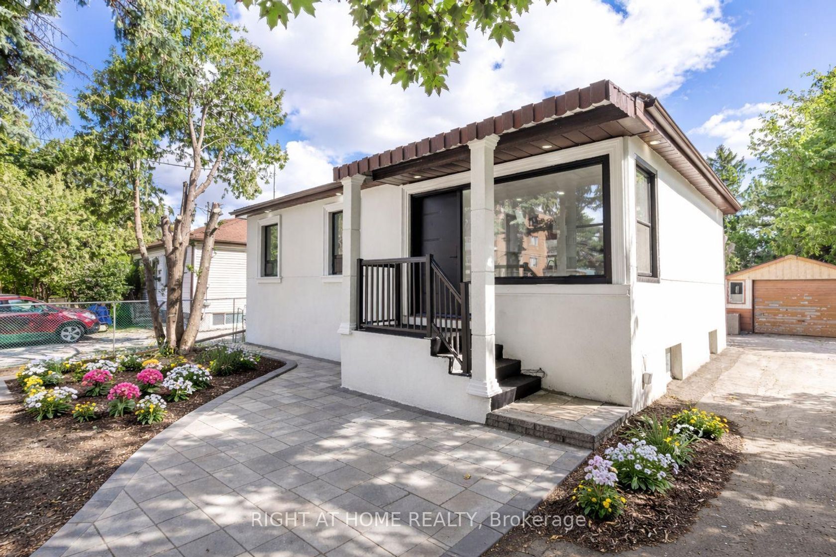 225 Essex Avenue, Harding, Richmond Hill photo 2