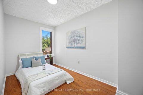 Photo 14 at 1147 Dufferin Street, Junction, Toronto