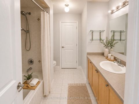 Photo 7 at 7 Braehead Drive, Jefferson, Richmond Hill