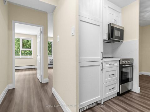Photo 12 at 106 - 1901 Bayview Avenue, Leaside, Toronto