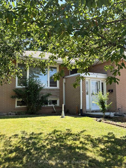 Photo 2 at 9 Caronport Crescent, Donalda, Toronto