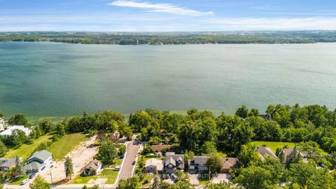 Photo 1 at 11 Crestwood Drive, North Shore, Barrie