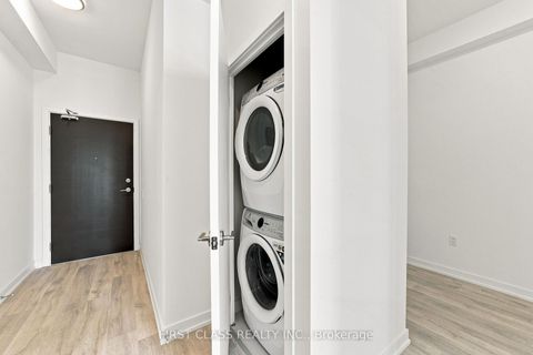 Photo 16 at S3401 - 8 Olympic Garden Drive, Newtonbrook East, Toronto