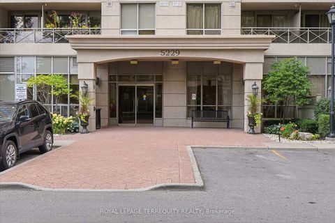 Photo 2 at 405 - 5229 Dundas Street W, City Centre West, Toronto
