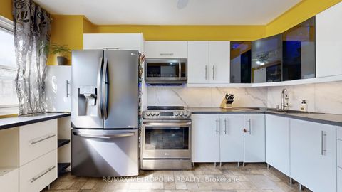 Photo 14 at 13 - 13 Candy Court Way, Newtonbrook West, Toronto