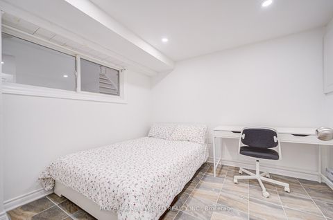 Photo 33 at 39 - 44 Chester Le Boulevard, L'Amoreaux, Toronto